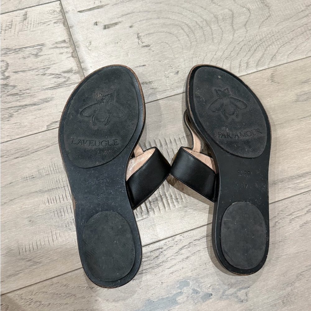 Gucci Black Leather Gold GG Logo Toe-Loop Sandals - Picture 2 of 2